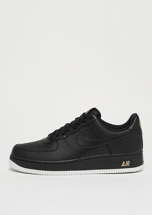 Commander NIKE Air Force 1 07 black/black/summit white/metallic gold ... Commander NIKE Air Force 1 07 black/black/summit white/metallic gold chez SNIPES !