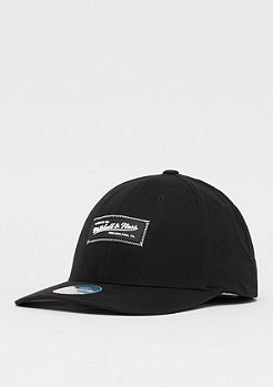 Mitchell & Ness Biowashed Zig Zag 110 Curved Snap black 