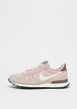 NIKE Wmns Internationalist particle beige/summit white-smokey mauve 